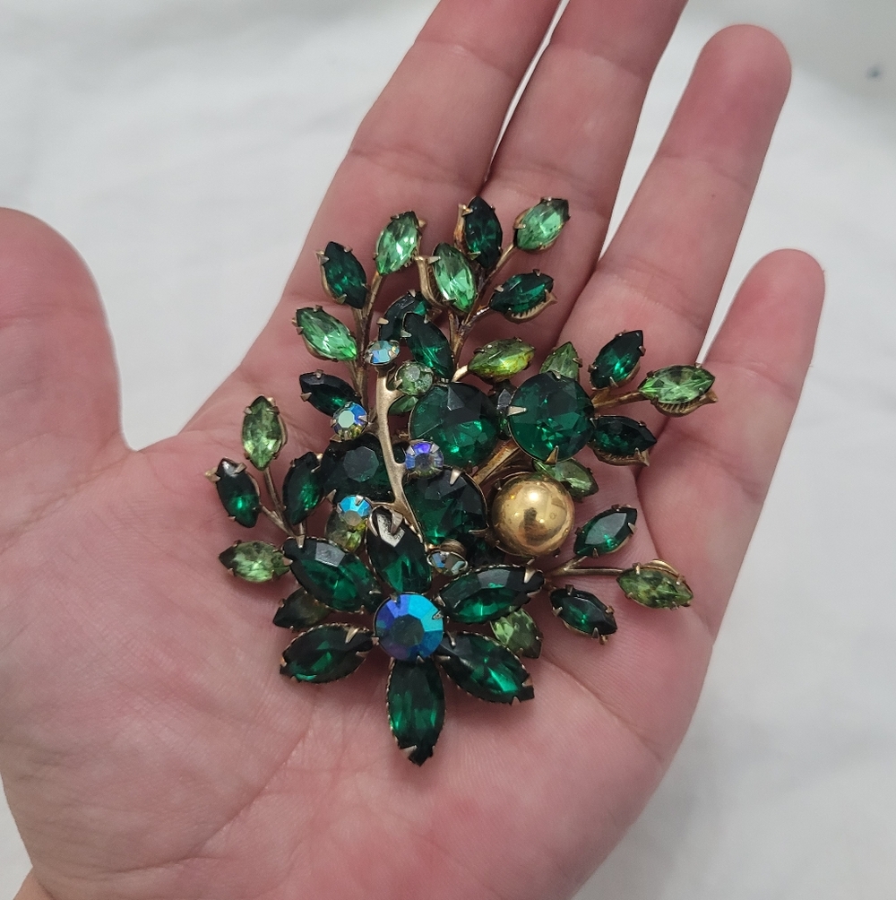 XL Rare 1950s Aurora Borealis Emerald Green Gold Toned Vintage Rhinestone Brooch